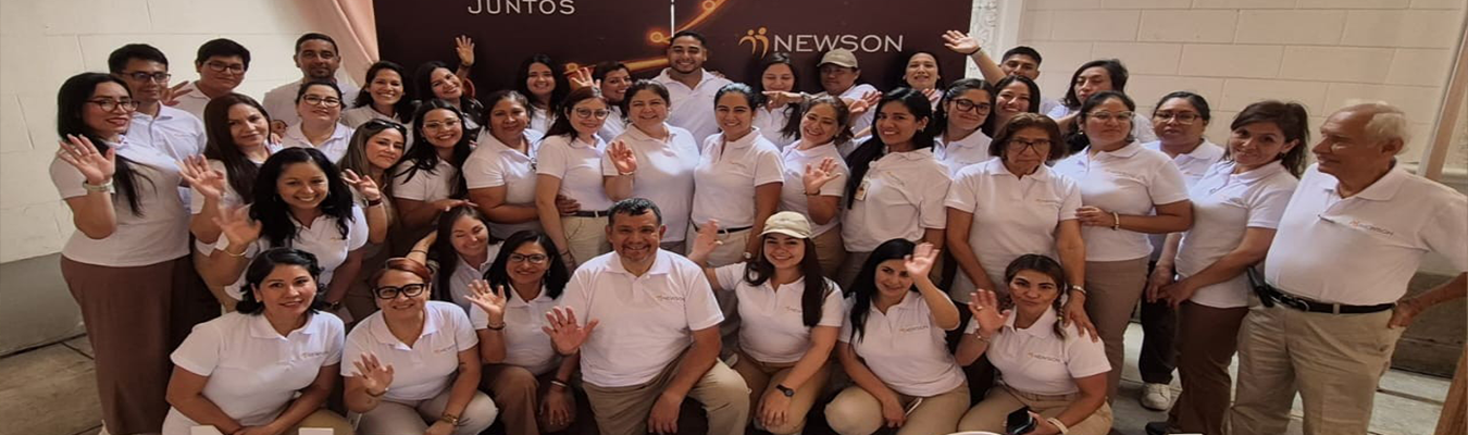 Equipo de Newson reunido en una actividad corporativa